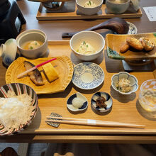 朝食は和食膳。鰹出汁の効いた鹿児島名物さつま汁も提供されます
