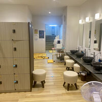 温泉の脱衣所はまあまあ広い