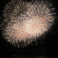 玉の湯ホテル真正面から上がる花火