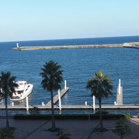 部屋の窓からは海が一望