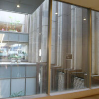 ガラス越しに、吹き抜けの構造が見えます。明るいのは、良い点