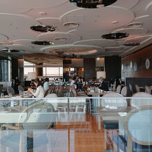 レストラン＆バー[テイルウィンド]と明示。カフェでは無い。