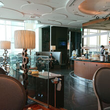 この時間帯は周りじゅうが制服姿やIDや名札の方々ばかりだった