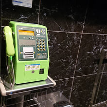 レストランとホテルの間に、懐かしい緑の公衆電話がまだ存在。