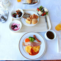 朝食はメイン料理に加えてパンやサラダはバイキング形式です
