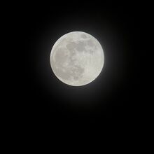 天体観測で望遠鏡越しにみえた月