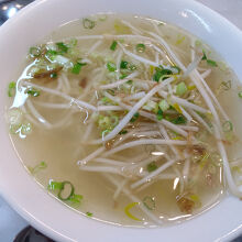 メニュー名を忘れてしまった。もやしたっぷりの麺料理