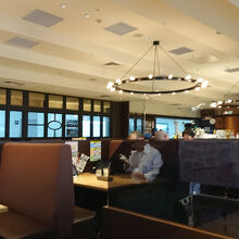 周りの席のお客さんは食事を終えられ退店体勢の方が殆どだった。