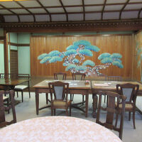 夕食は隣接する松栄館で