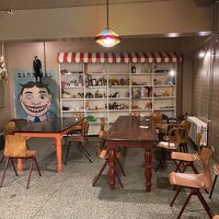 キッチン。旅行者がいらなくなった食料を置いていく。