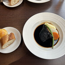 牛ほほ肉の赤ワイン煮込み：2000円