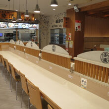 カウンター席をメインにした飲食スペース