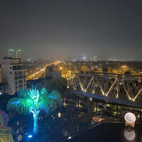 屋上階バーからのハノイ市内眺め