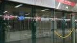 高雄空港に隣接する駅