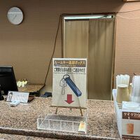 １階感覚だが実は２階なフロント