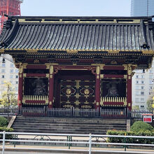 《旧有章院霊廟二天門》「日比谷通り」の道路の反対側から撮影