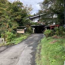 急な坂の上にあります