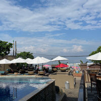 ホテル奥にはプールとレストランがあり、そのすぐ向こうが海