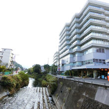 大川沿いにそびえる大きな建物