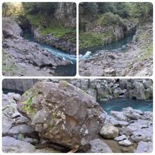 上流は大きな岩がゴロゴロ