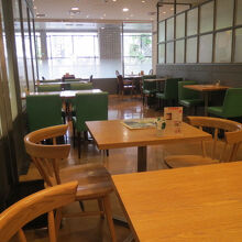 テーブル席でゆったり