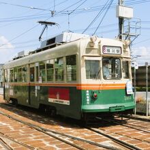 電停着の１９００形電車