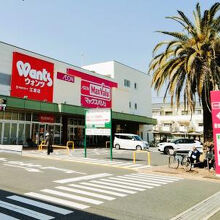 電停近くのスーパー