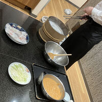 石焼料理の実演場面です