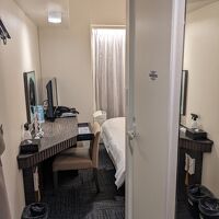 部屋の扉の所から中を撮った様子