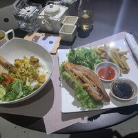 ルームサービスのカオラウとバインミー（どちらもビーガン）