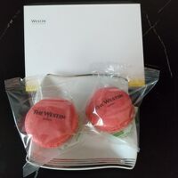 誕生日カードと、マカロンを置いてくれていました