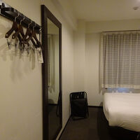 バゲージラック、全身鏡、ハンガー４本あり。