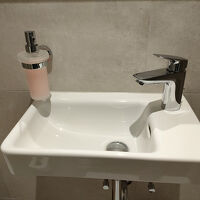 洗面台の周りに物置くところなし