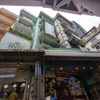 プロンポン駅すぐそばです。