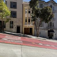 ホテルの前の坂はこれぐらいの傾斜があります