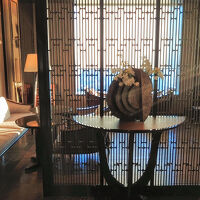 柔らかな日差しが射し込むラウンジエントランス