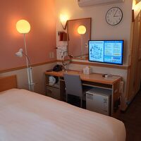 窓側から。TV冷蔵庫、金庫、湯沸かしポットあり。コンセントと