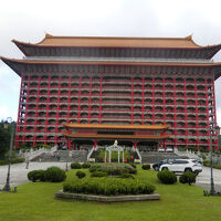 赤色の外観が目立ちます