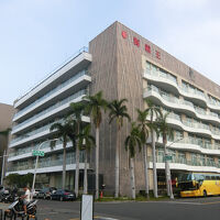 港の側なので分かりやすい