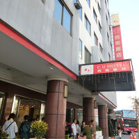 交差点の近くにあるホテルです。駅からは遠い