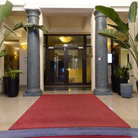 ホテルエントランス　階段がありますよ！