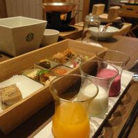 朝食　目覚めのドリンク　3種(手前)