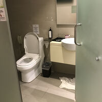 右がシャワー室　右にドアを動かすとシャワー室用のドアになる