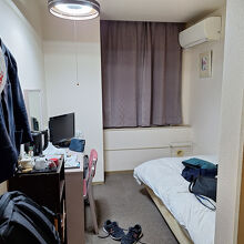 シングルルームは狭い。