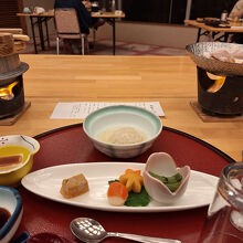 夕食はボリュームたっぷりの懐石料理。