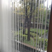 外の見える椅子あたり