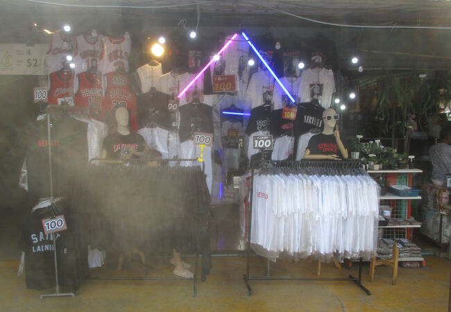 １００バーツＴシャツを販売しているお店