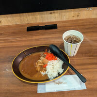 カレーは３種類。福神漬けもあります。