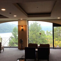 レイクビューラウンジ。ドリンクやお菓子があります。