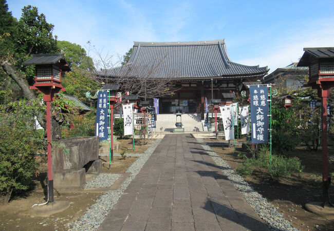 銅製燈籠が４基あります